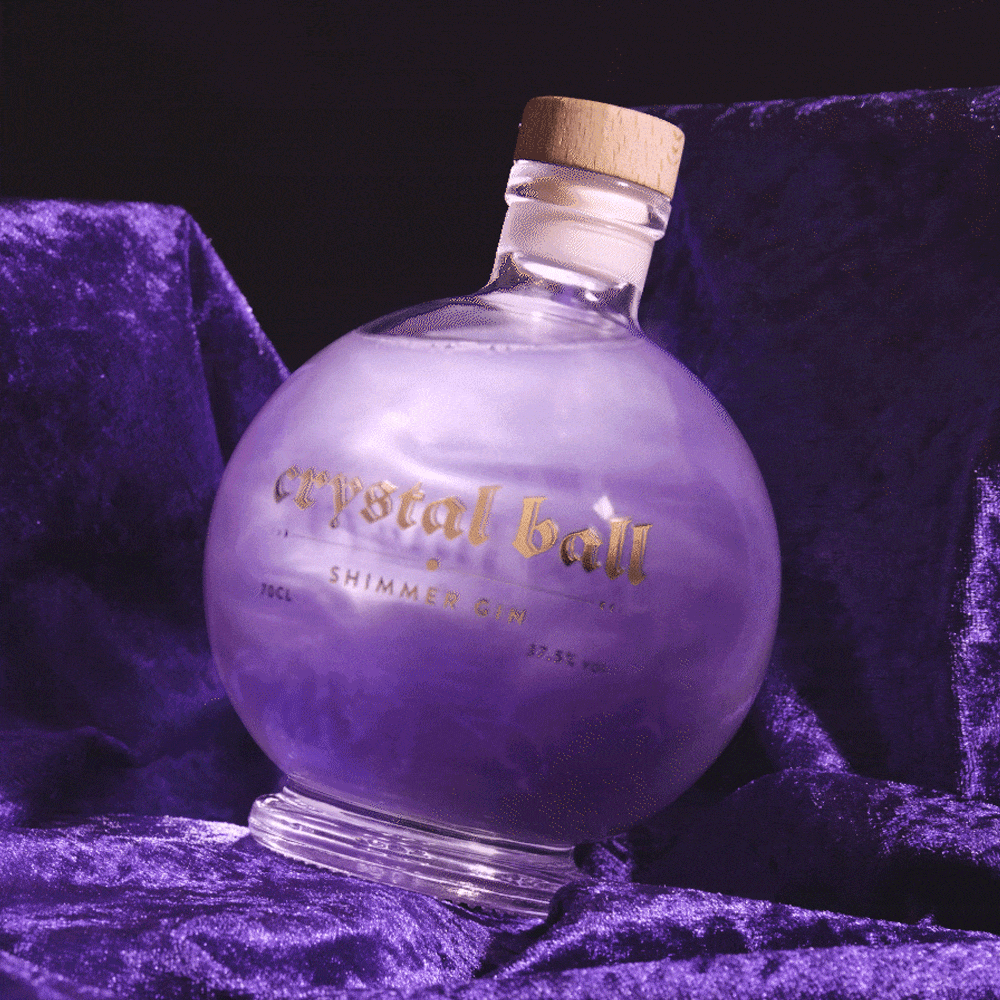 Gin chatoyant dans une boule de cristal