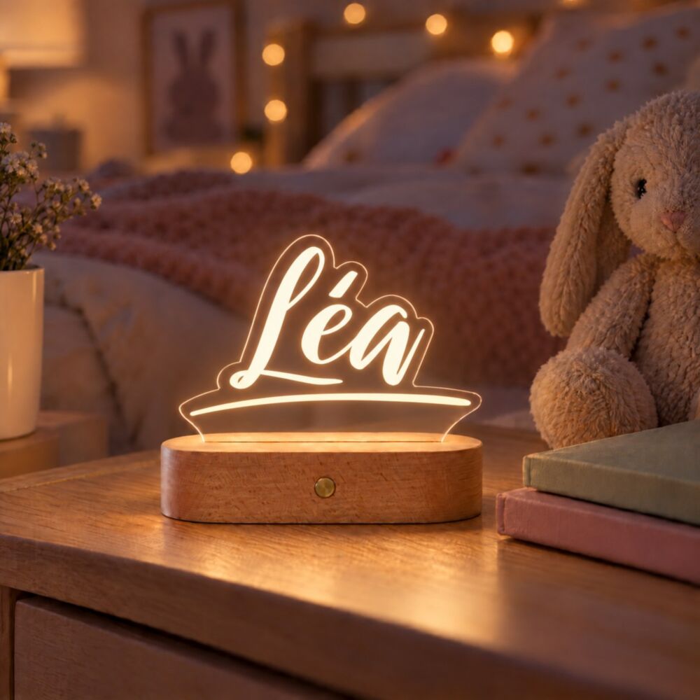 Lampe LED personnalisée avec le prénom « Léa » en lumière blanche chaude sur la table de chevet d'une chambre d'enfant