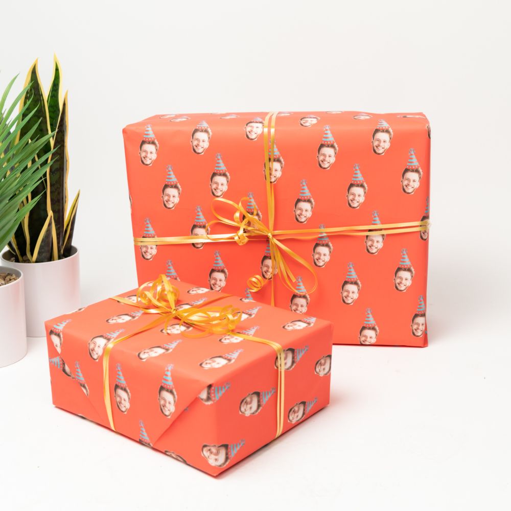Papier cadeau personnalisé avec visage et chapeau de fête