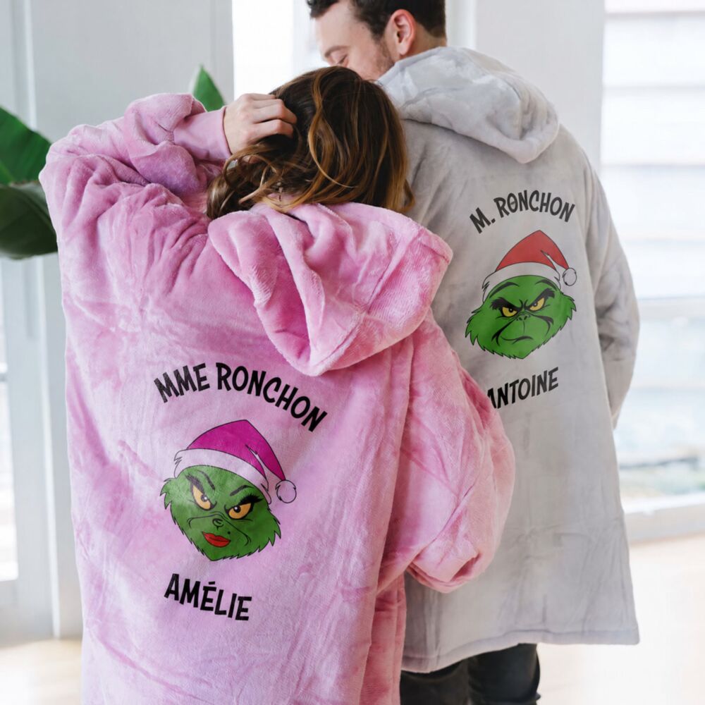Plaid à capuche personnalisé Ronchon de Noël – couple en rose et gris avec prénoms