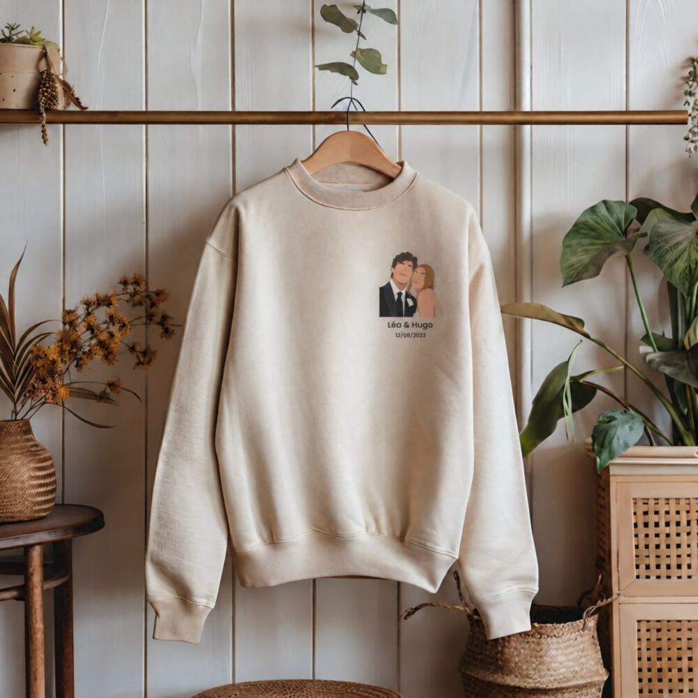 Pull personnalisé petite illustration couleur sable sur cintre – illustration du couple avec prénoms et date sur la poitrine