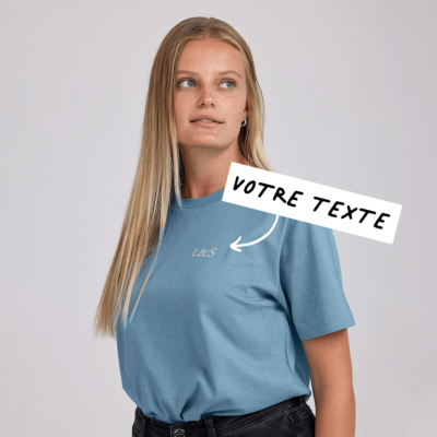 T-shirt brodé bleu clair avec texte