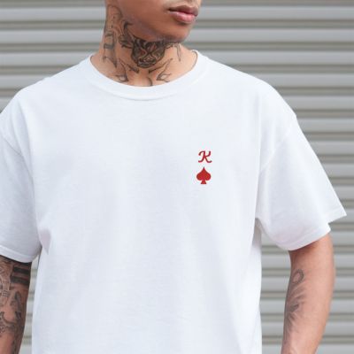 T-shirt brodé avec symboles de cartes à jouer et lettre