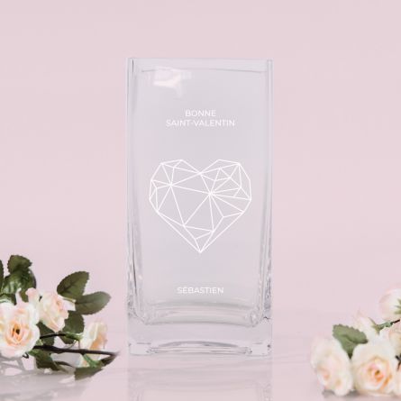 Vase avec cœur et texte gravés