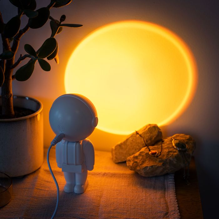 Lampe astronaute avec coucher de soleil main product photo