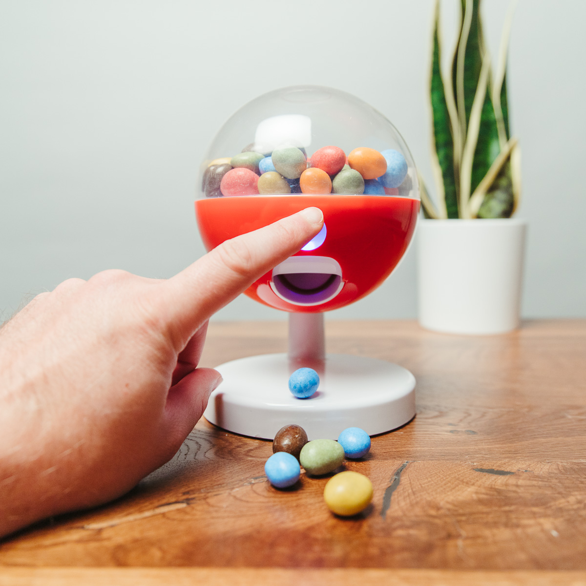 Distributeur de bonbons avec activation tactile